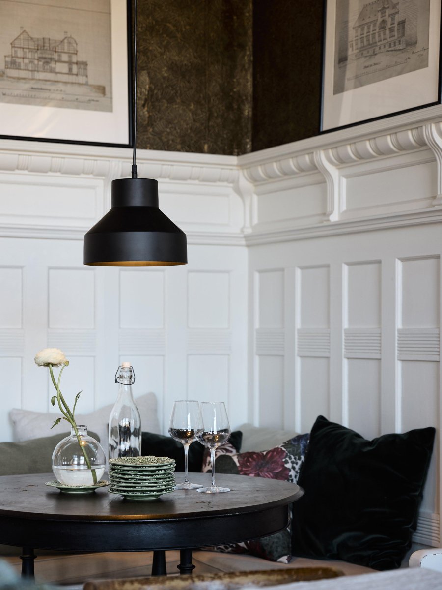 Solo Ø26 Schwarz hängelampe Von PR Home - Mattschwarzes Finish innen und außen.