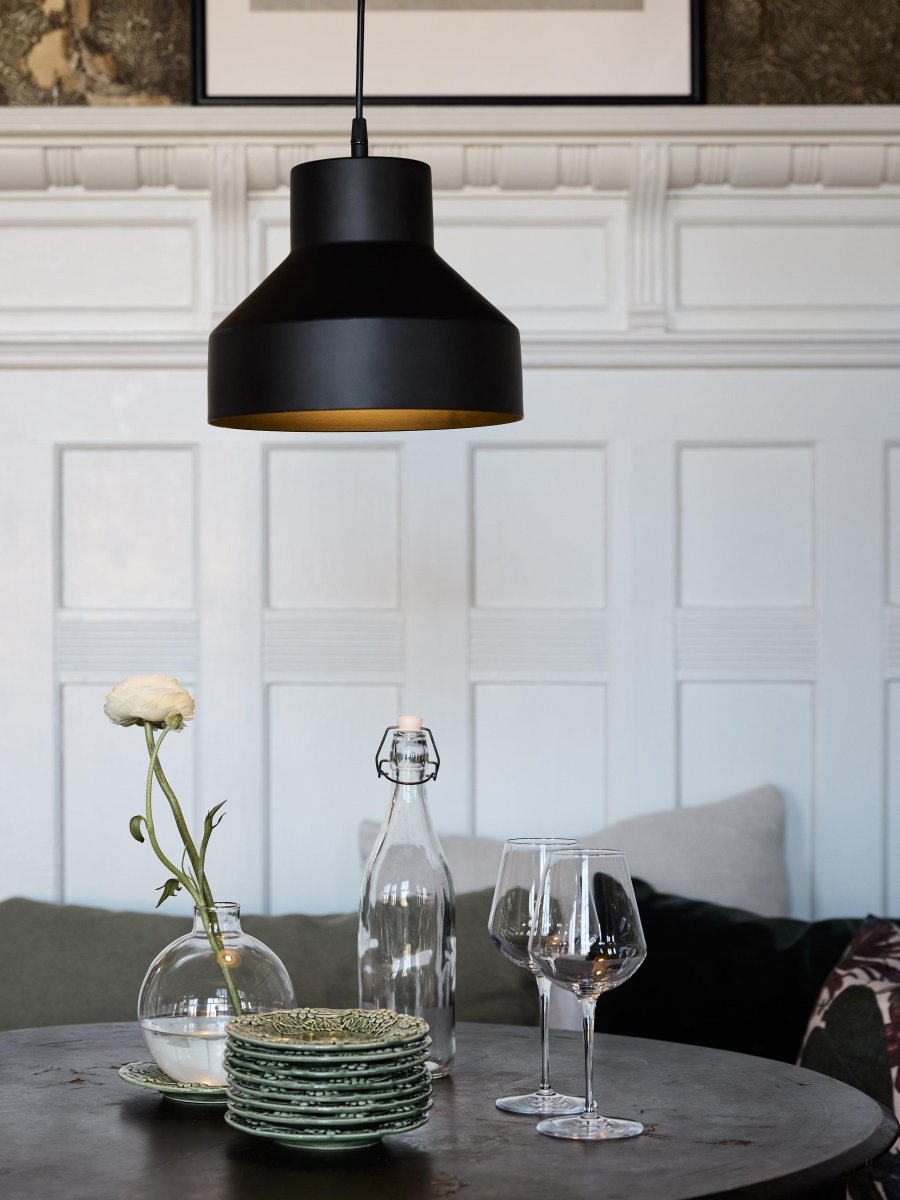 Solo Ø26 Schwarz hängelampe Von PR Home - Mattschwarzes Finish innen und außen.