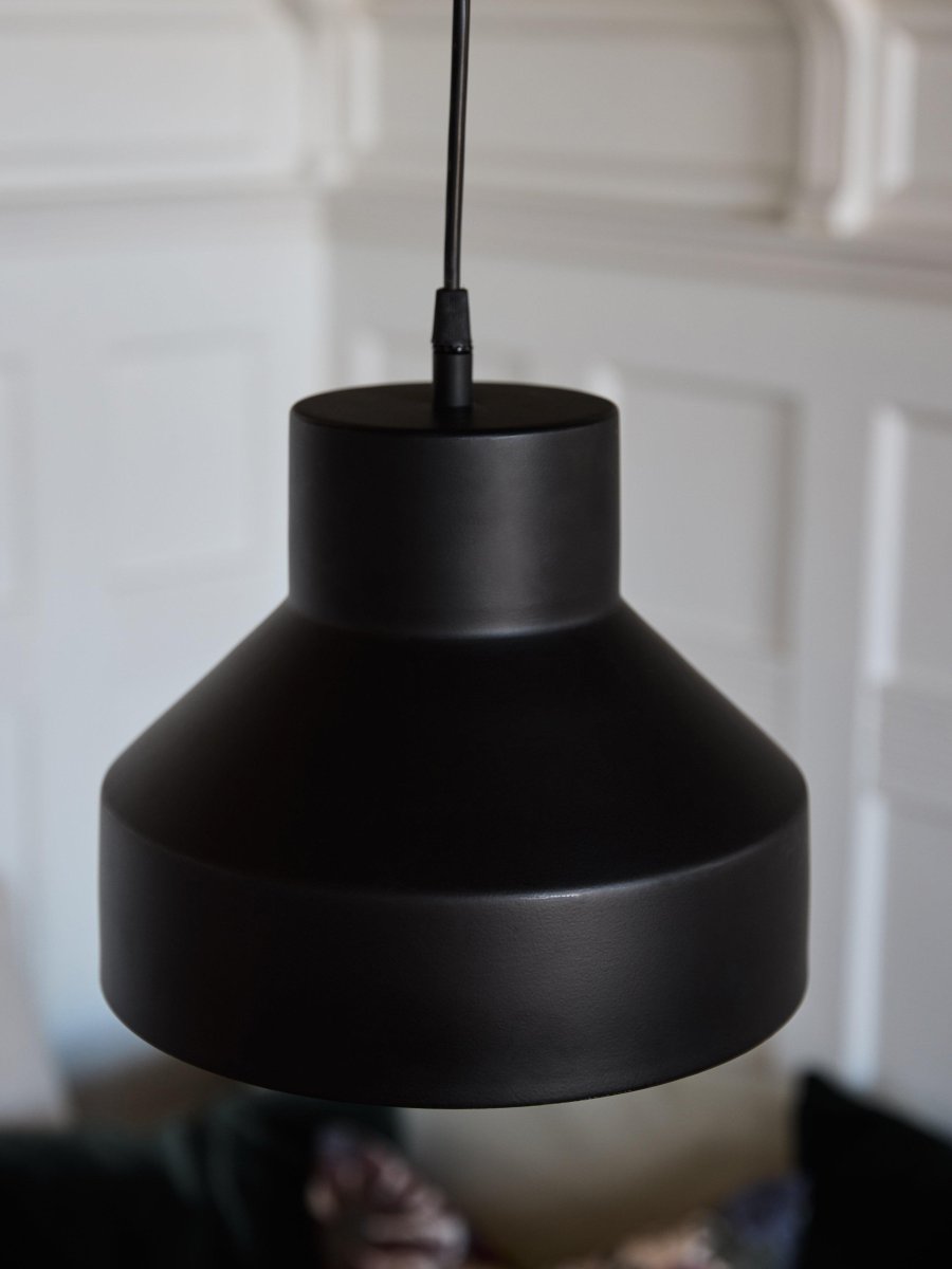 Solo Ø26 Schwarz hängelampe Von PR Home - Mattschwarzes Finish innen und außen.