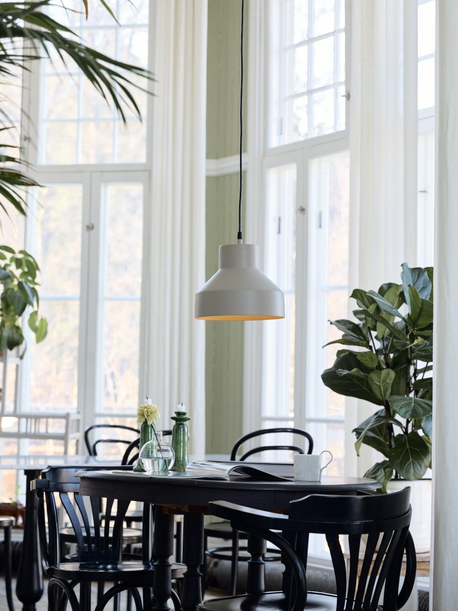 Solo Ø26 Beige hängelampe Von PR Home - Beigefarbenes, mattes Finish innen und außen.