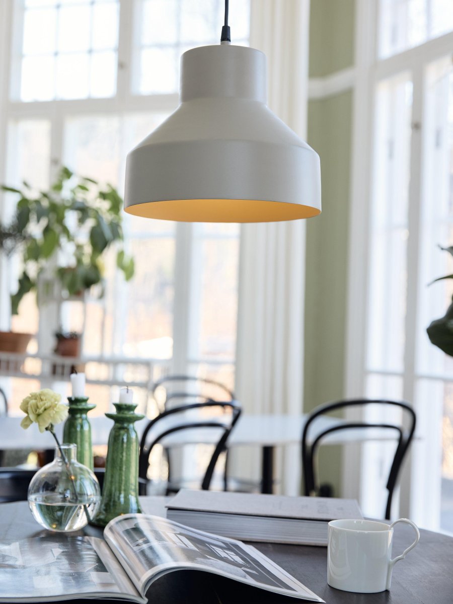 Solo Ø26 Beige hängelampe Von PR Home - Beigefarbenes, mattes Finish innen und außen.