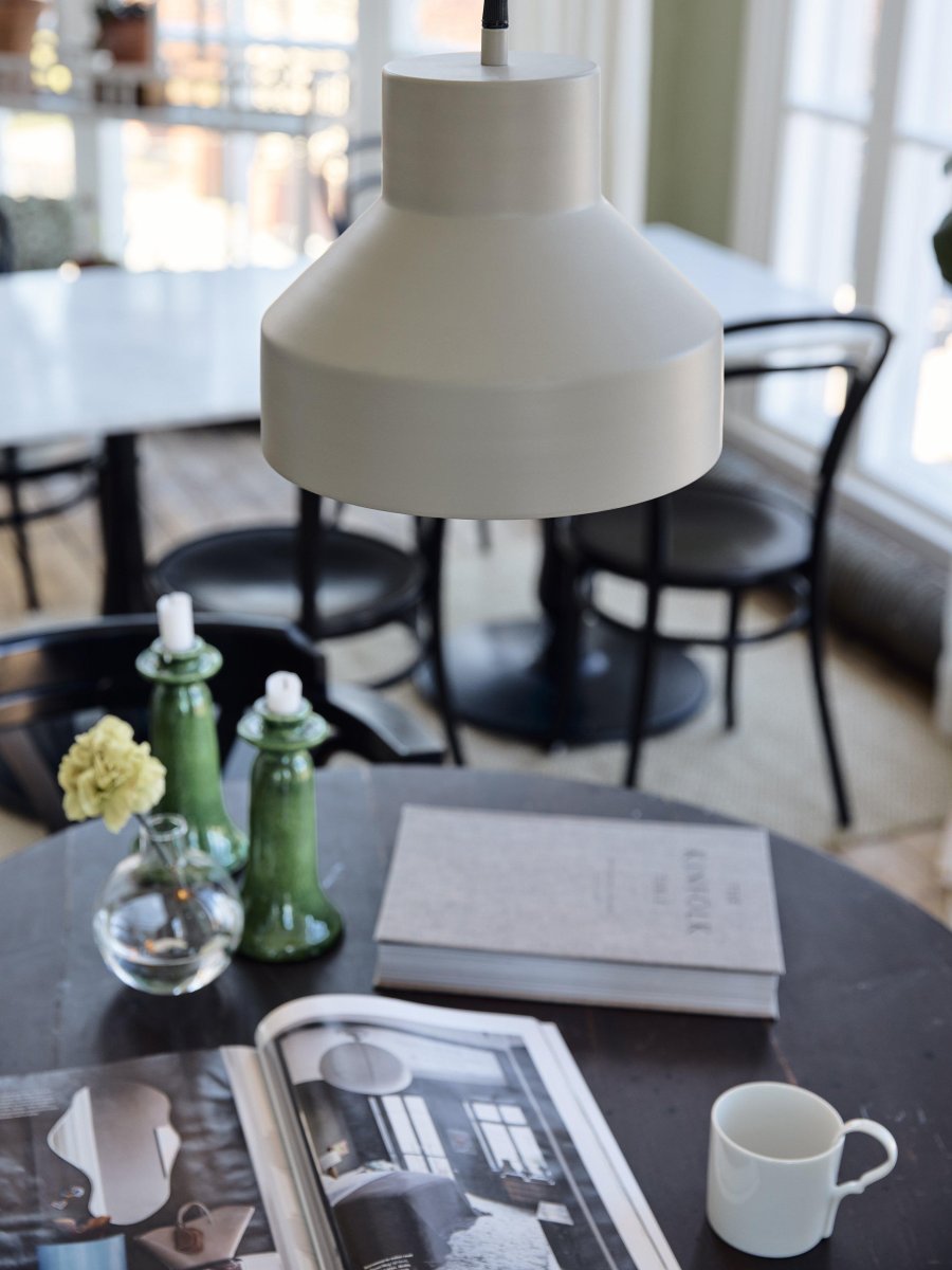 Solo Ø26 Beige hängelampe Von PR Home - Beigefarbenes, mattes Finish innen und außen.