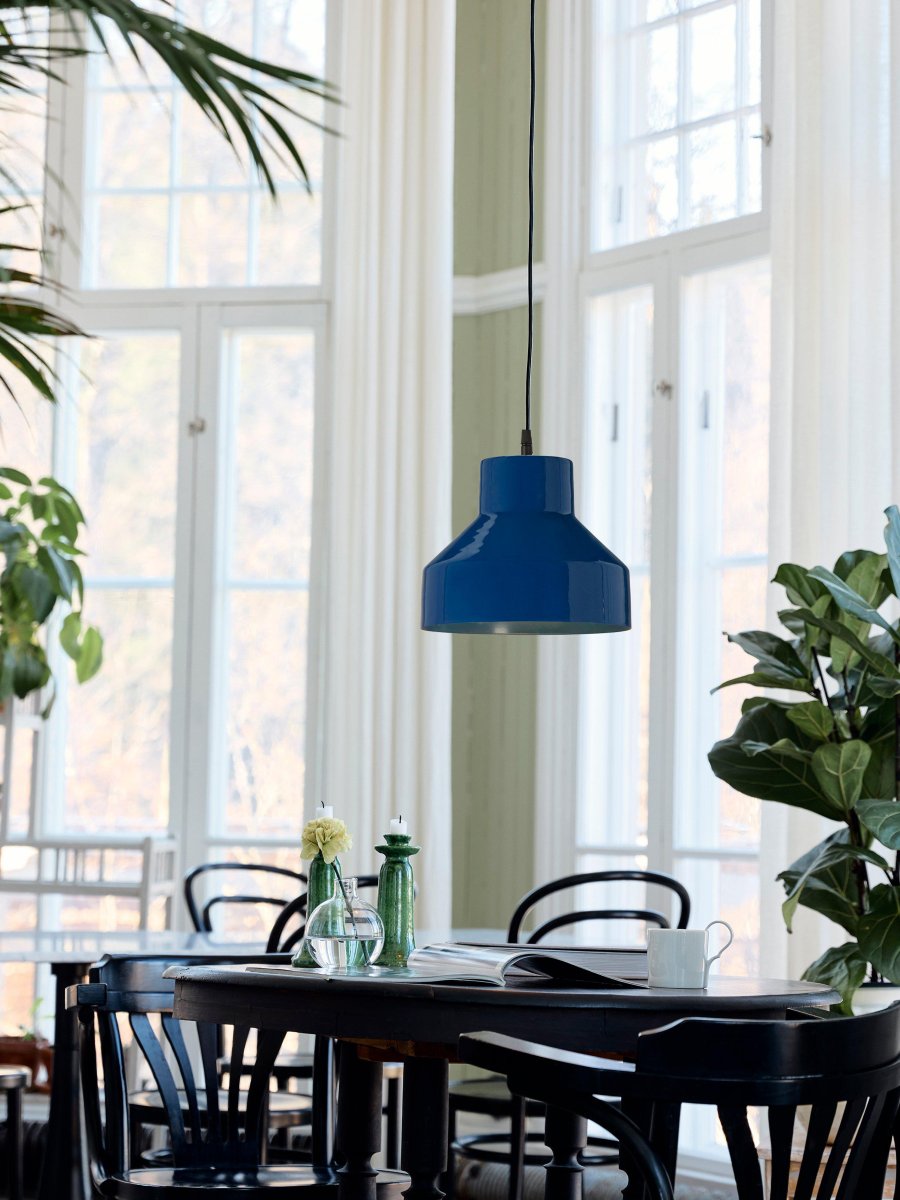 Solo Ø26 Blau hängelampe Von PR Home - Au&szlig;enlackierung in Hochglanzblau und Mattblau; innen.