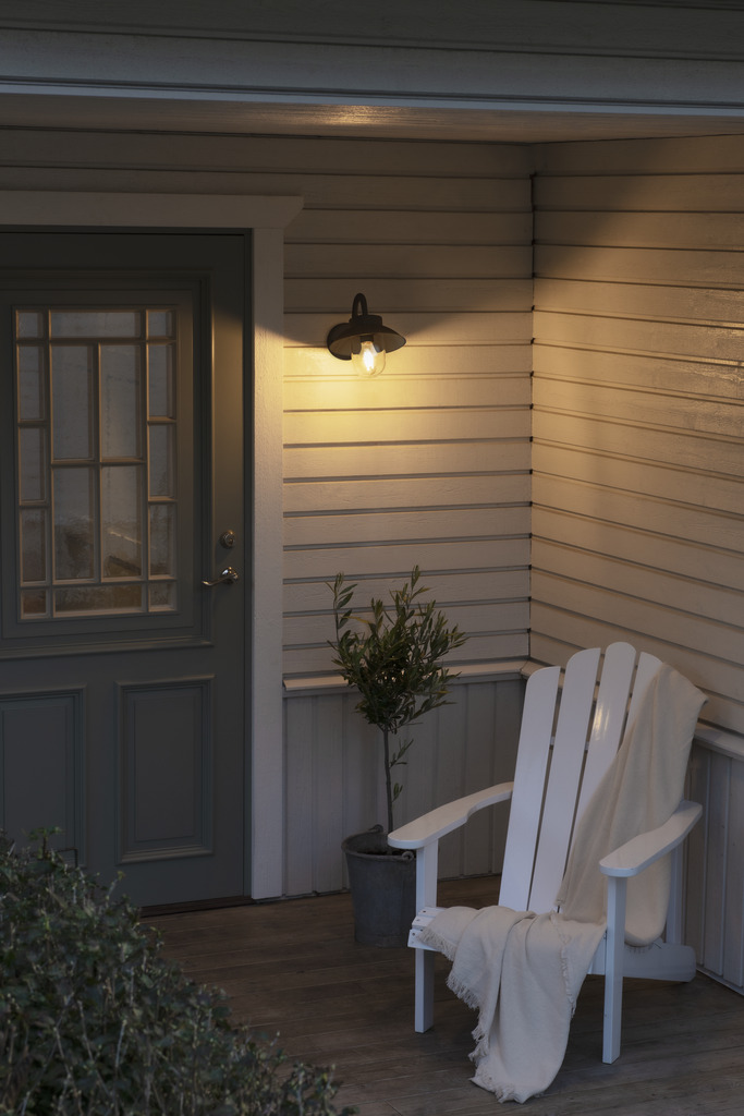 Vega Schwarz außenlampe Von Konstsmide - Der breite Schirm und die klare Glaskuppel verbreiten ein angenehmes und gerichtetes Licht, wodurch die Lampe perfekt für Eingänge und Terrassen geeignet ist.