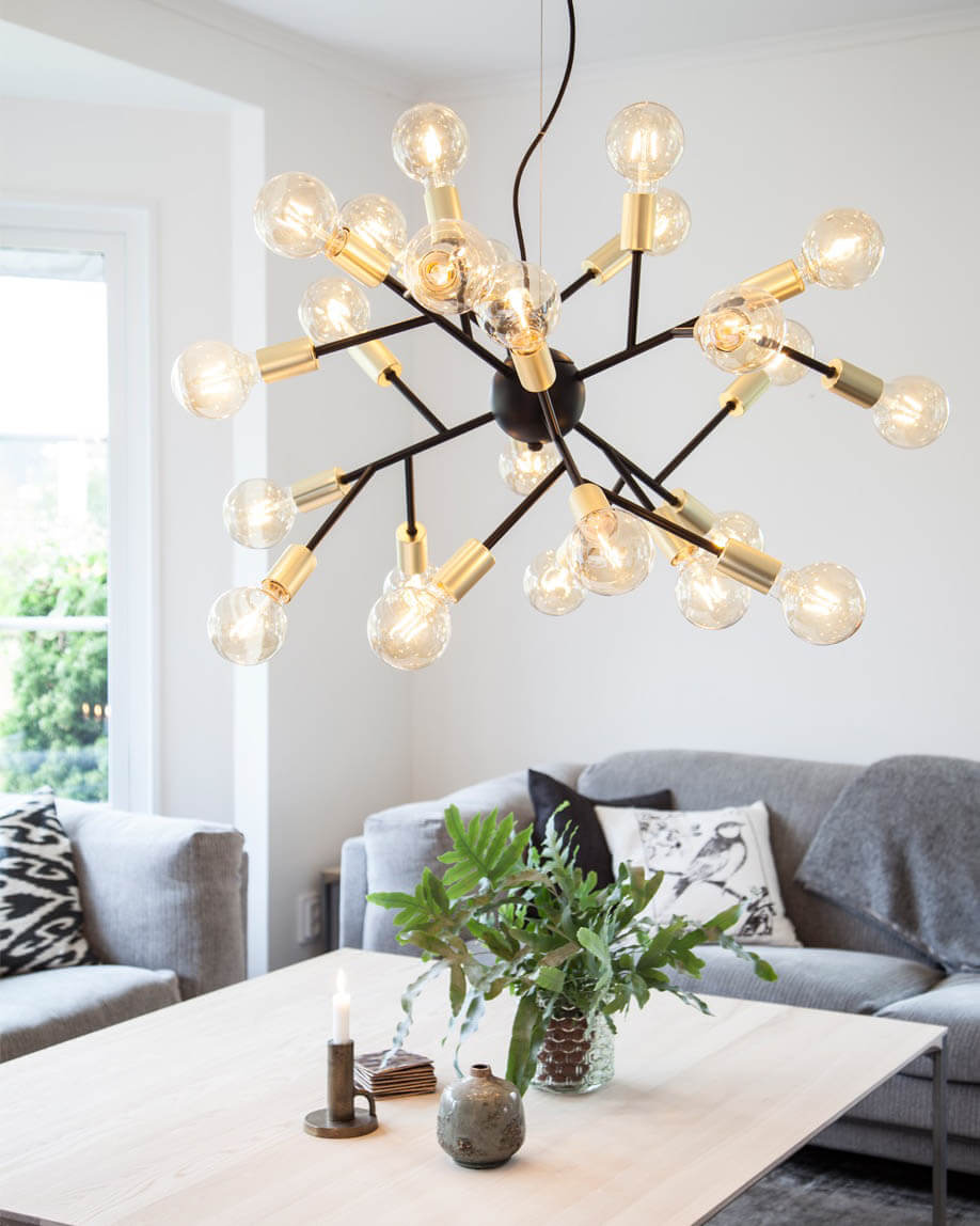 Heroes Ø80 Schwarz hängelampe Von By Rydéns - Dank dieser Vielzahl an Leuchtmitteln erzeugen wir ein fantastisches, warmes Licht im Raum.