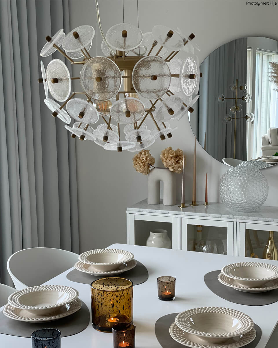 Retrow Ø50 hängelampe Von By Rydéns - Zusätzlich zu den Glasplatten verfügt die Lampe über mattgoldene Details in Form einer Deckenleuchte und von Armen, was ein luxuriöses Gefühl vermittelt.