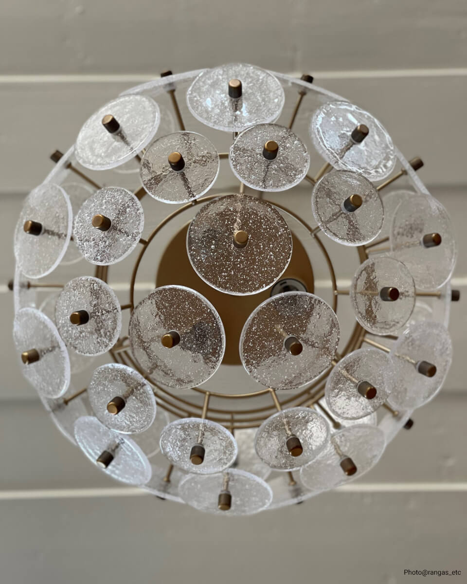 Retrow Ø50 hängelampe Von By Rydéns - Zusätzlich zu den Glasplatten verfügt die Lampe über mattgoldene Details in Form einer Deckenleuchte und von Armen, was ein luxuriöses Gefühl vermittelt.