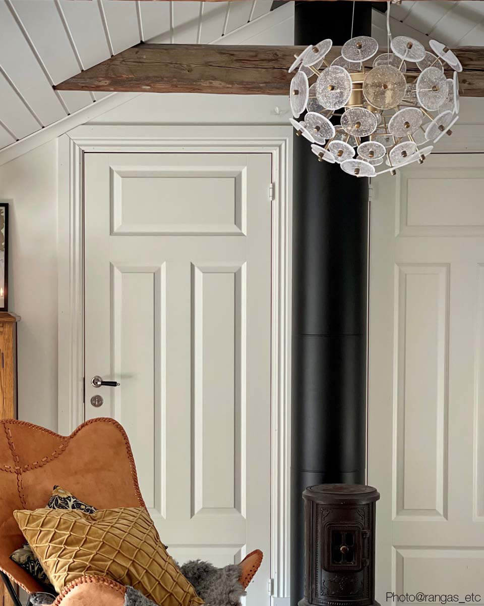 Retrow Ø50 hängelampe Von By Rydéns - Zusätzlich zu den Glasplatten verfügt die Lampe über mattgoldene Details in Form einer Deckenleuchte und von Armen, was ein luxuriöses Gefühl vermittelt.