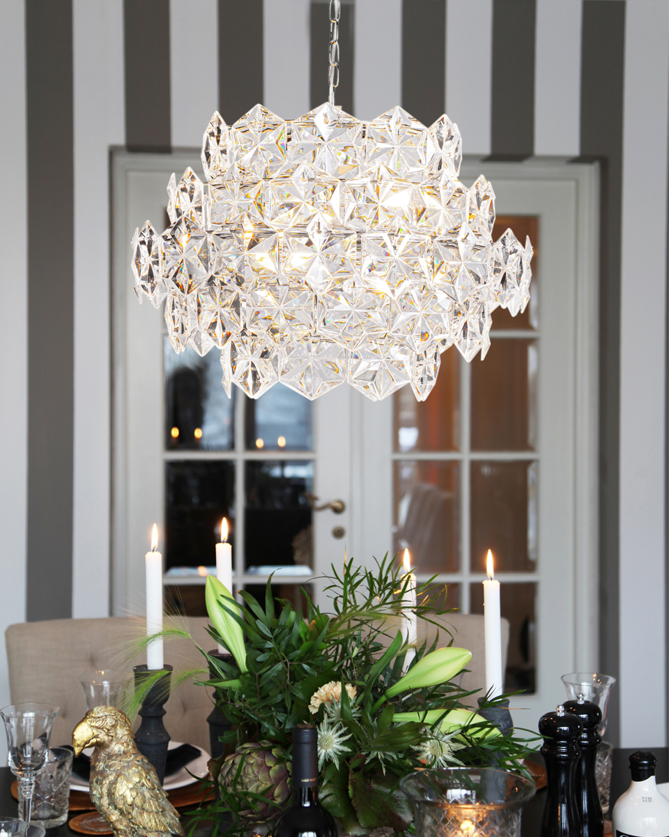 Monarque Ø58 Transparent kristall Von By Rydéns - Die Aufh&auml;ngung aus Chromkette unterstreicht die edle Optik der Lampe und macht sie zu einem stilvollen Blickfang &uuml;ber dem Esstisch oder im Wohnzimmer.