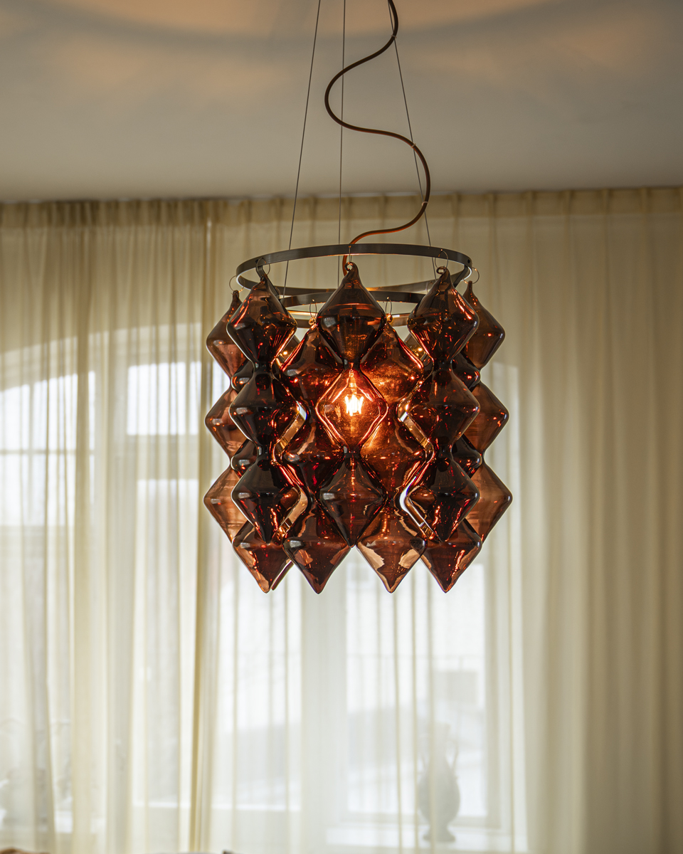 Gemma Ø45 Braun hängelampe Von By Rydéns - Die neue Formensprache des Glases verleiht der Leuchte einen stilvollen und modernen Ausdruck, der sie von anderen abhebt.