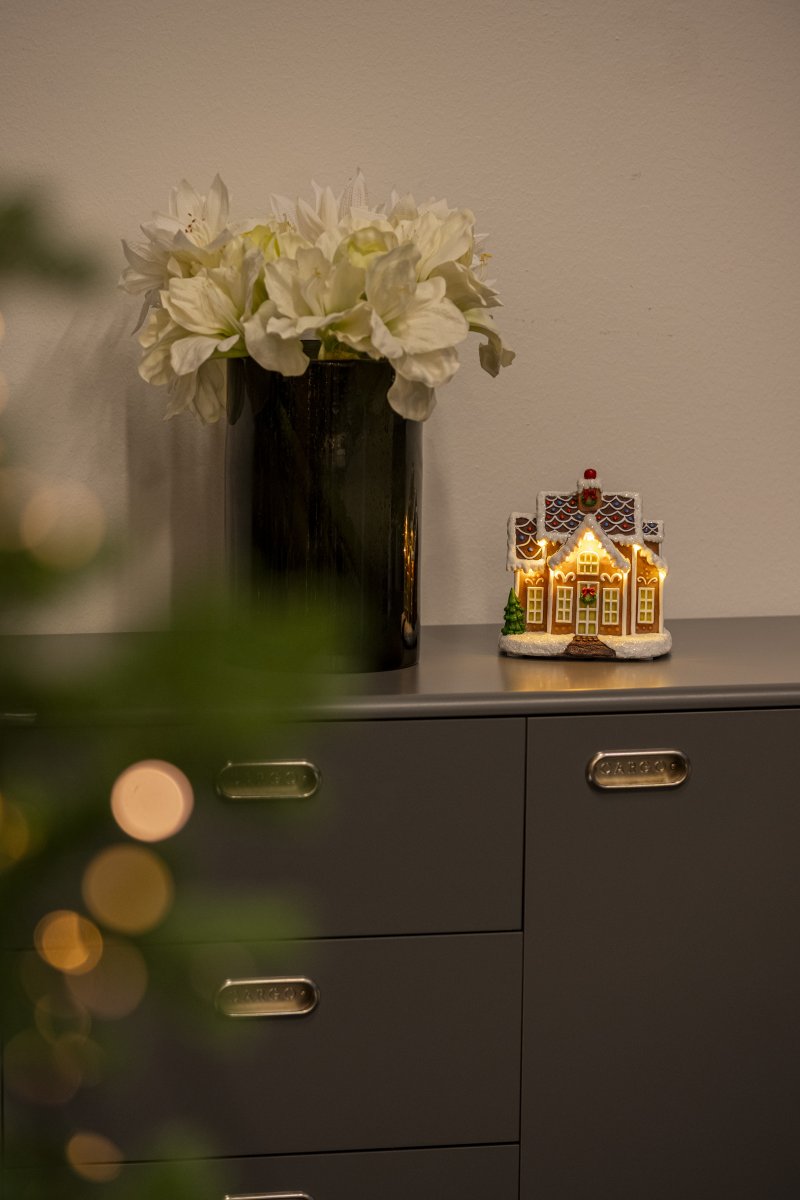 Lebkuchenhaus LED 17cm Braun Von Konstsmide - Stromversorgung &uuml;ber 3 AA-Batterien (nicht im Lieferumfang enthalten) oder mit dem mitgelieferten USB-Kabel.