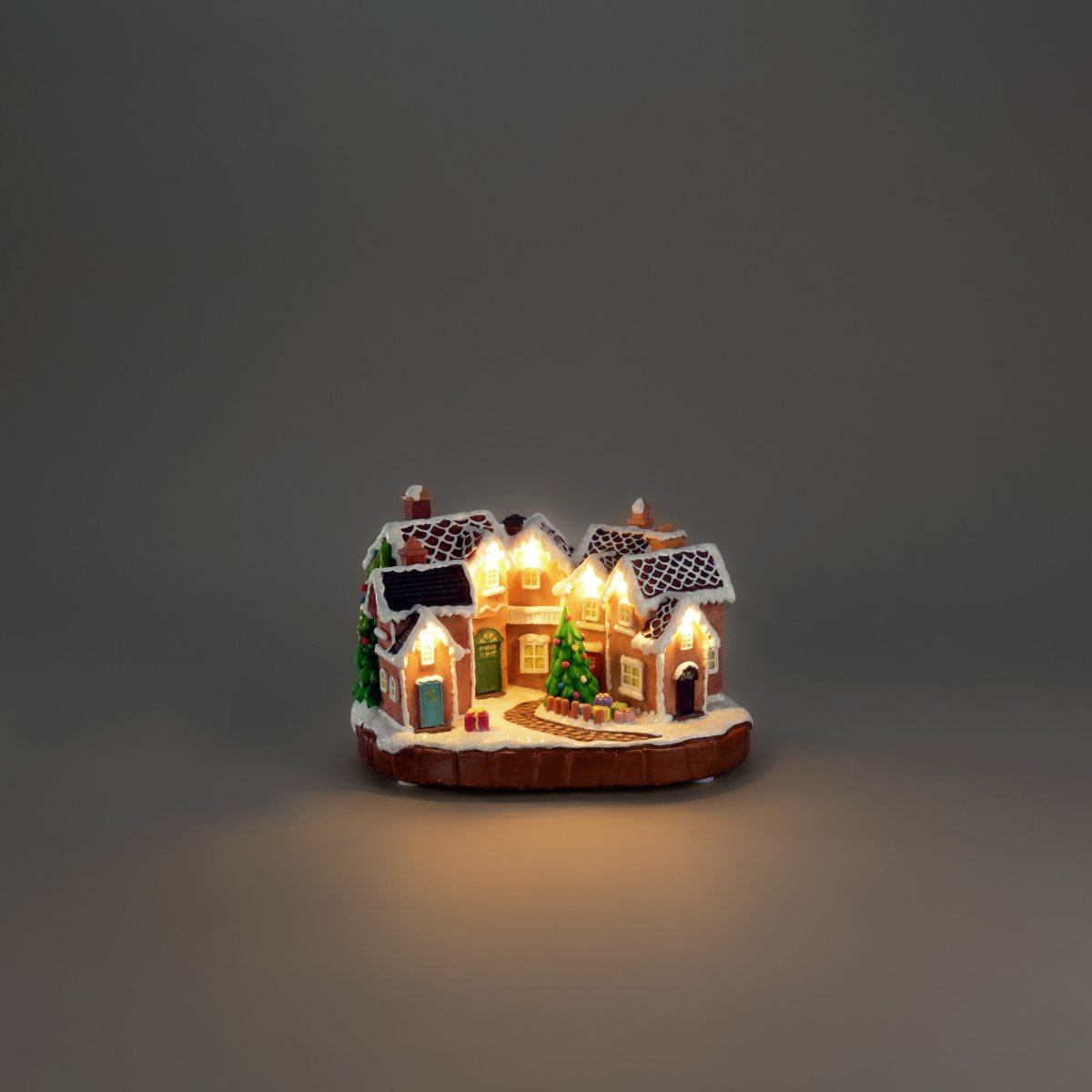 Lebkuchenstadt 17cm Braun Von Konstsmide - Die schneebedeckten D&auml;cher, die bunten T&uuml;ren und der geschm&uuml;ckte Weihnachtsbaum in der Mitte erzeugen ein m&auml;rchenhaftes Weihnachtsflair.