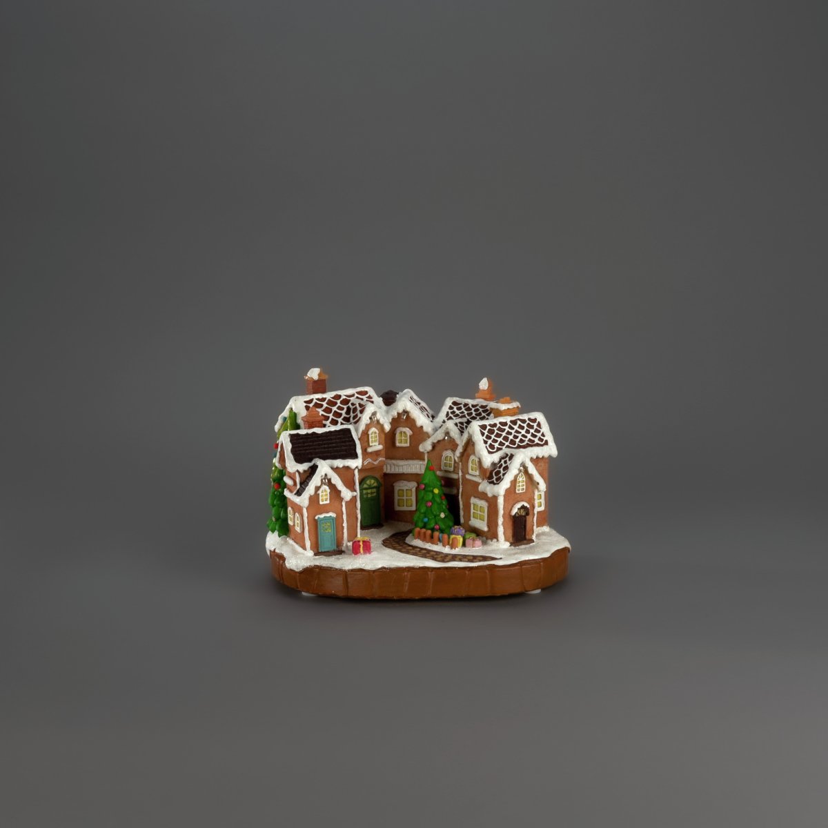 Lebkuchenstadt 17cm Braun Von Konstsmide - Die schneebedeckten D&auml;cher, die bunten T&uuml;ren und der geschm&uuml;ckte Weihnachtsbaum in der Mitte erzeugen ein m&auml;rchenhaftes Weihnachtsflair.