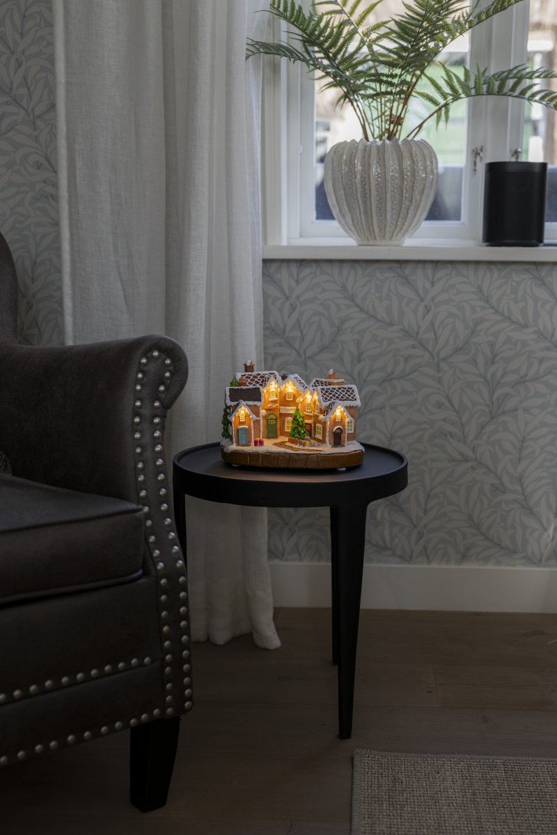 Lebkuchenstadt 17cm Braun Von Konstsmide - Die schneebedeckten D&auml;cher, die bunten T&uuml;ren und der geschm&uuml;ckte Weihnachtsbaum in der Mitte erzeugen ein m&auml;rchenhaftes Weihnachtsflair.