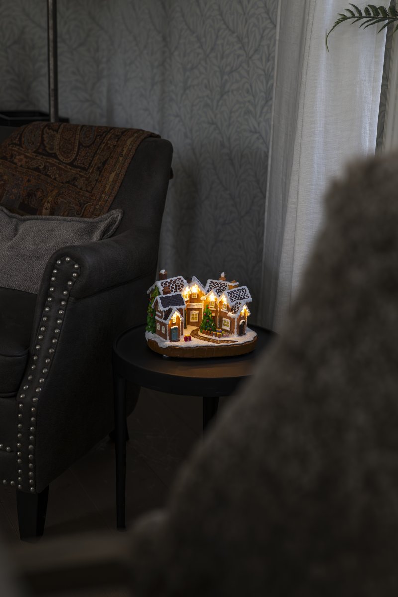 Lebkuchenstadt 17cm Braun Von Konstsmide - Die schneebedeckten D&auml;cher, die bunten T&uuml;ren und der geschm&uuml;ckte Weihnachtsbaum in der Mitte erzeugen ein m&auml;rchenhaftes Weihnachtsflair.