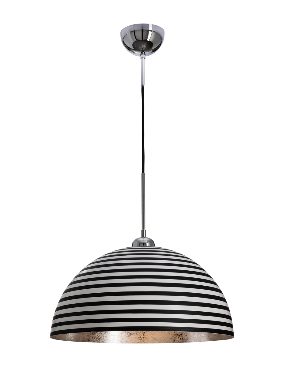 Stripe Ø45 Schwarzweiß hängelampe Von By Rydéns - Die Kombination aus dem grafischen Muster und dem silbernen Inneren erzeugt ein elegantes und wirkungsvolles Licht, das eine warme und einladende Atmosph&auml;re im Raum schafft.