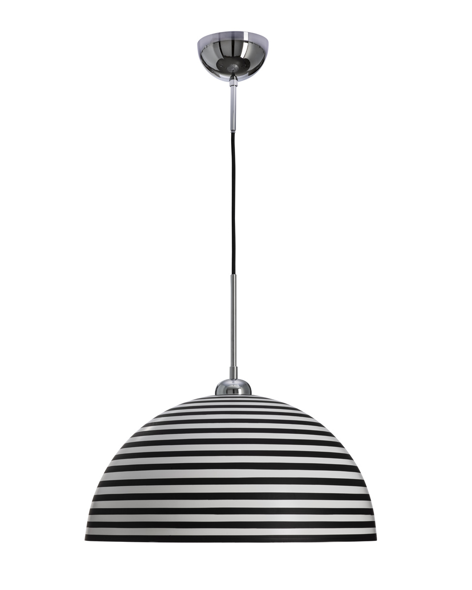Stripe Ø45 Schwarzweiß hängelampe Von By Rydéns - Die Kombination aus dem grafischen Muster und dem silbernen Inneren erzeugt ein elegantes und wirkungsvolles Licht, das eine warme und einladende Atmosph&auml;re im Raum schafft.