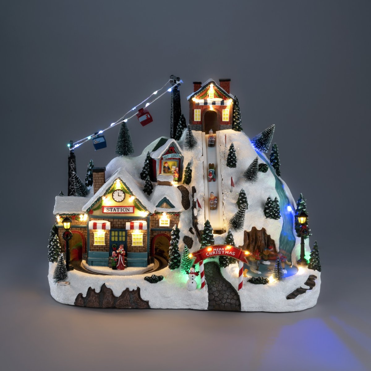 Weihnachtsdorf Skigebiet 28cm Mehrfarbig Von Konstsmide - Das Weihnachtsdorf wird mit 3 AA-Batterien (nicht im Lieferumfang enthalten) betrieben und verf&uuml;gt au&szlig;erdem &uuml;ber ein USB-Kabel f&uuml;r den Betrieb mit einem Netzkabel (Netzteil nicht im Lieferumfang enthalten).