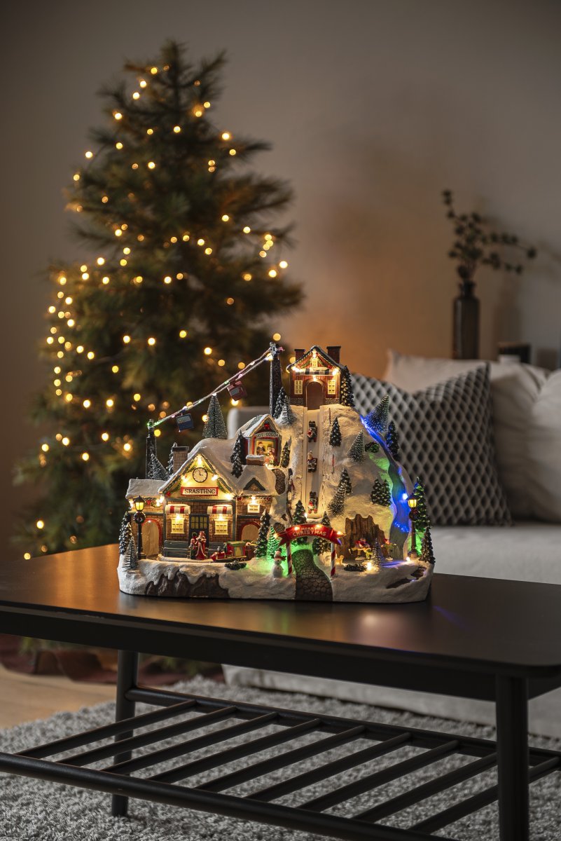 Weihnachtsdorf Skigebiet 28cm Mehrfarbig Von Konstsmide - Das Weihnachtsdorf wird mit 3 AA-Batterien (nicht im Lieferumfang enthalten) betrieben und verf&uuml;gt au&szlig;erdem &uuml;ber ein USB-Kabel f&uuml;r den Betrieb mit einem Netzkabel (Netzteil nicht im Lieferumfang enthalten).