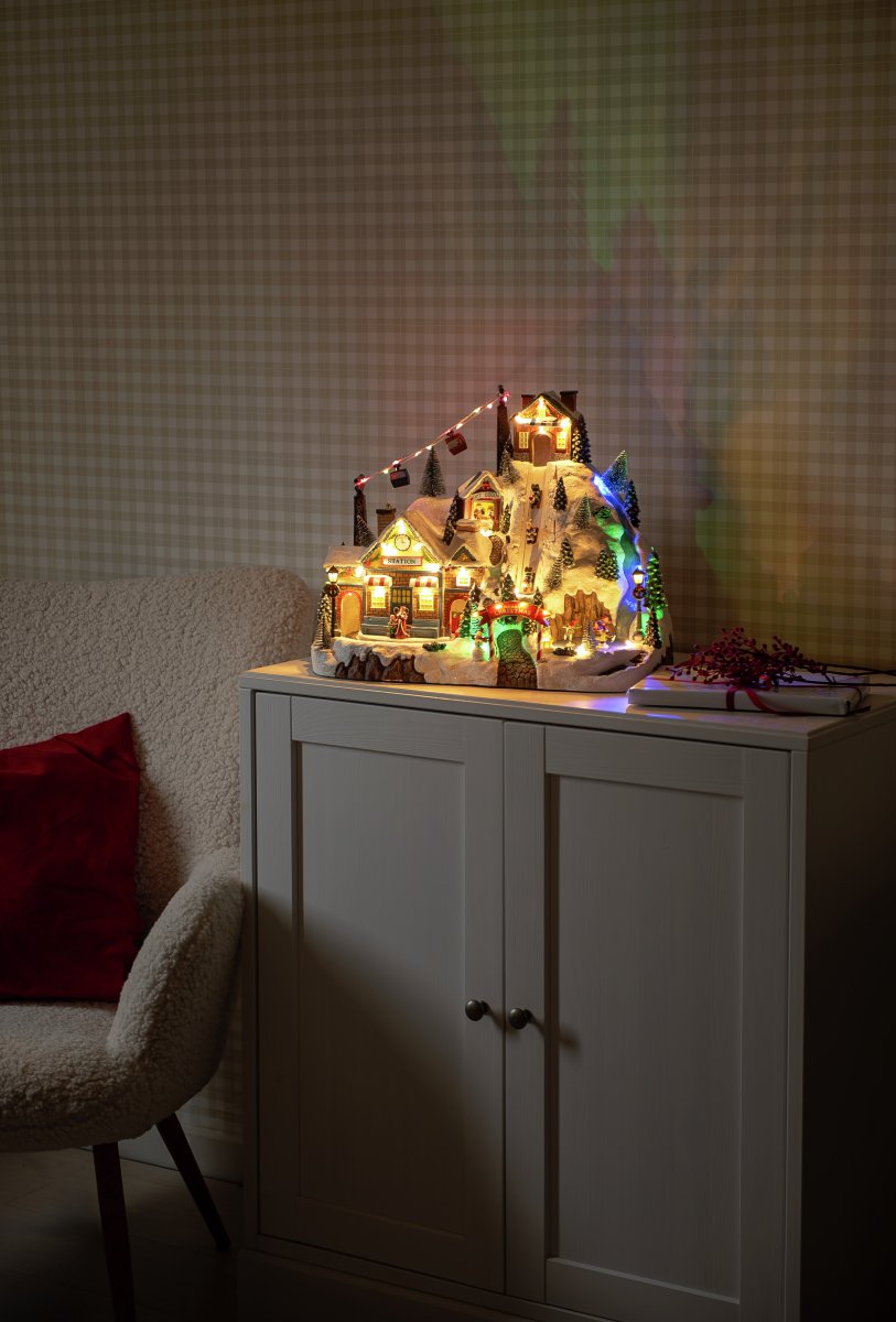 Weihnachtsdorf Skigebiet 28cm Mehrfarbig Von Konstsmide - Das Weihnachtsdorf wird mit 3 AA-Batterien (nicht im Lieferumfang enthalten) betrieben und verf&uuml;gt au&szlig;erdem &uuml;ber ein USB-Kabel f&uuml;r den Betrieb mit einem Netzkabel (Netzteil nicht im Lieferumfang enthalten).