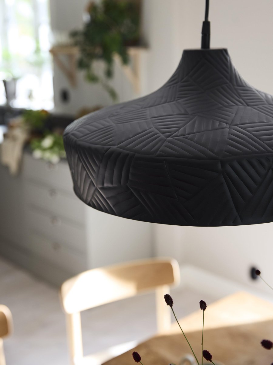 Ribble Ø45 Schwarz hängelampe Von PR Home - Eine Deckenleuchte mit modernem Touch, die in viele Umgebungen passt.