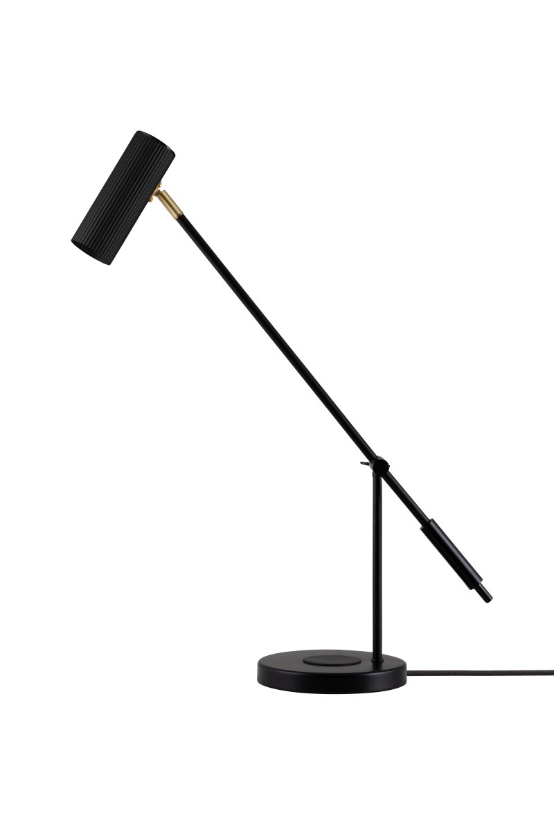 Hubble Read 64cm Schwarz schreibtischlampe Von Globen Lighting - Die Lampe hat einen geriffelten und abgewinkelten Schirm und Stab, mit dem Sie das Licht in die gewünschte Position lenken können.