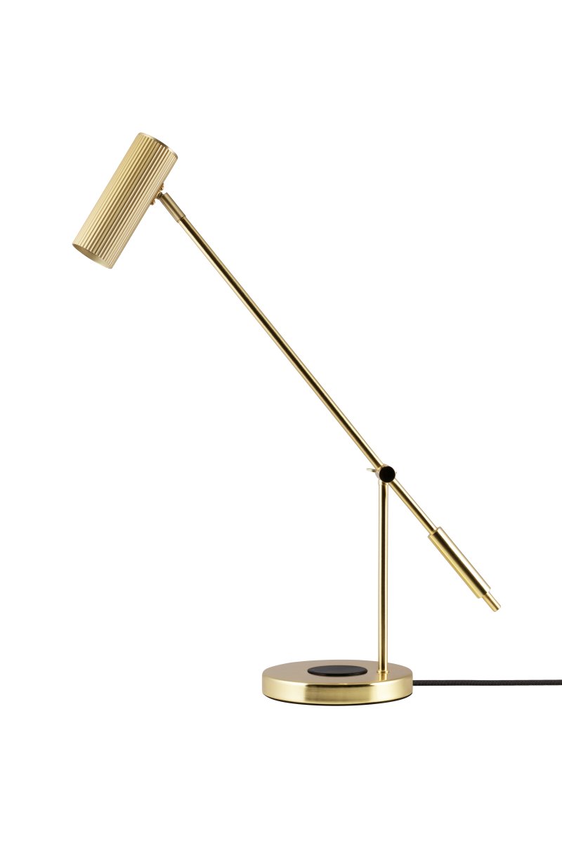 Hubble Read 64cm Gebürstetes Messing schreibtischlampe Von Globen Lighting - Die Lampe hat einen geriffelten und abgewinkelten Schirm und Stab, mit dem Sie das Licht in die gewünschte Position lenken können.