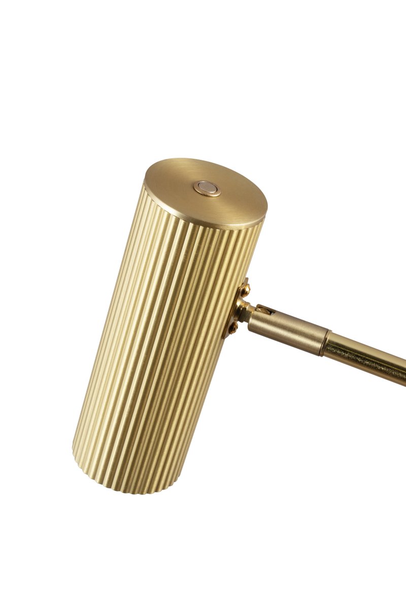 Hubble Read 64cm Gebürstetes Messing schreibtischlampe Von Globen Lighting - Die Lampe hat einen geriffelten und abgewinkelten Schirm und Stab, mit dem Sie das Licht in die gewünschte Position lenken können.