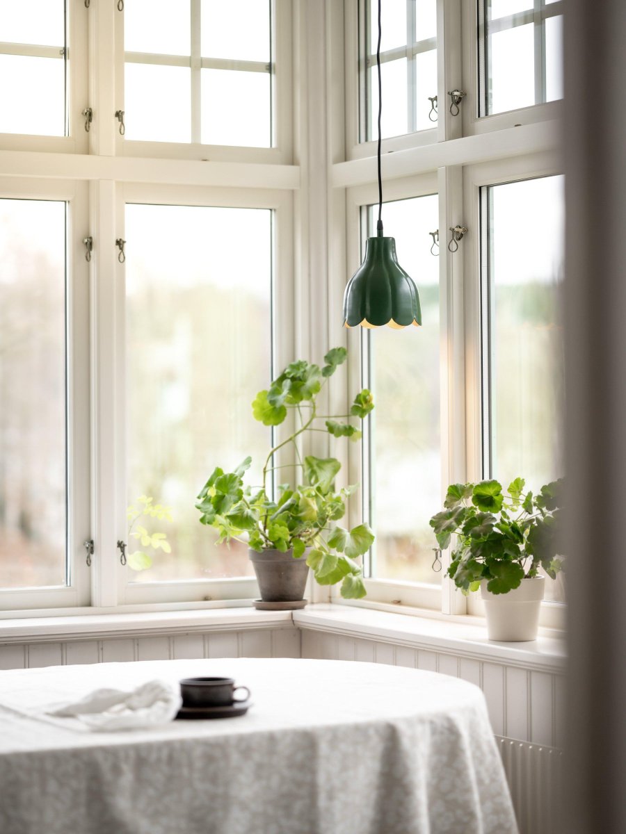 Tulippa Ø17 Grün fensterlampe Von PR Home - Die Inspiration f&uuml;r die Lampe stammt von einer Tulpe aus Carl Larssons Gem&auml;lden und G&auml;rten.
