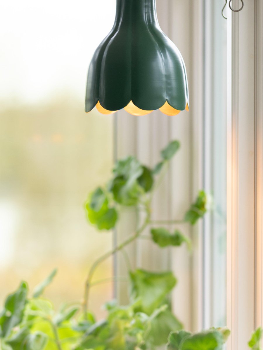 Tulippa Ø17 Grün fensterlampe Von PR Home - Die Inspiration f&uuml;r die Lampe stammt von einer Tulpe aus Carl Larssons Gem&auml;lden und G&auml;rten.