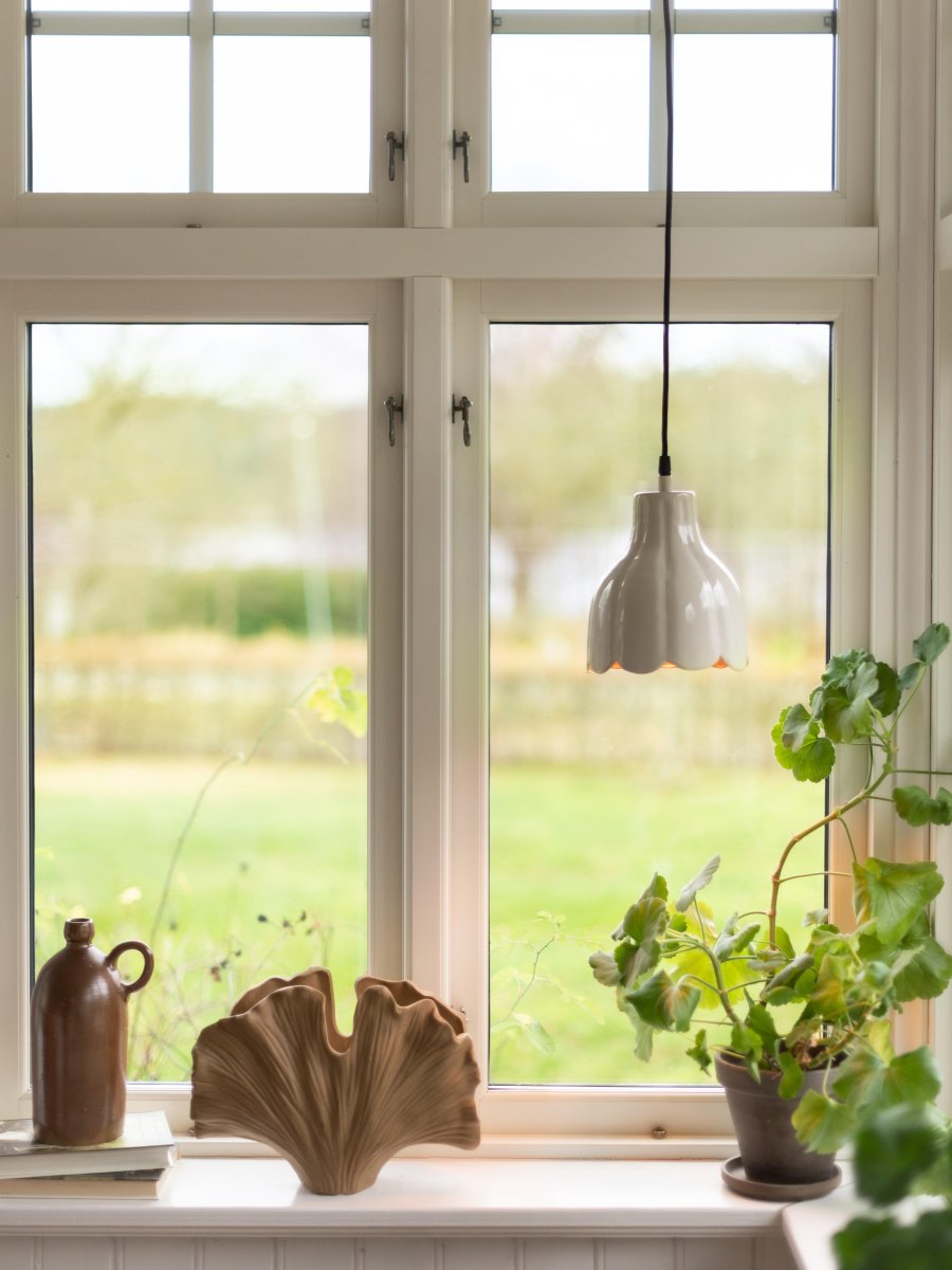 Tulippa Ø17 Beige fensterlampe Von PR Home - Die Inspiration für die Lampe stammt von einer Tulpe aus Carl Larssons Gemälden und Gärten.
