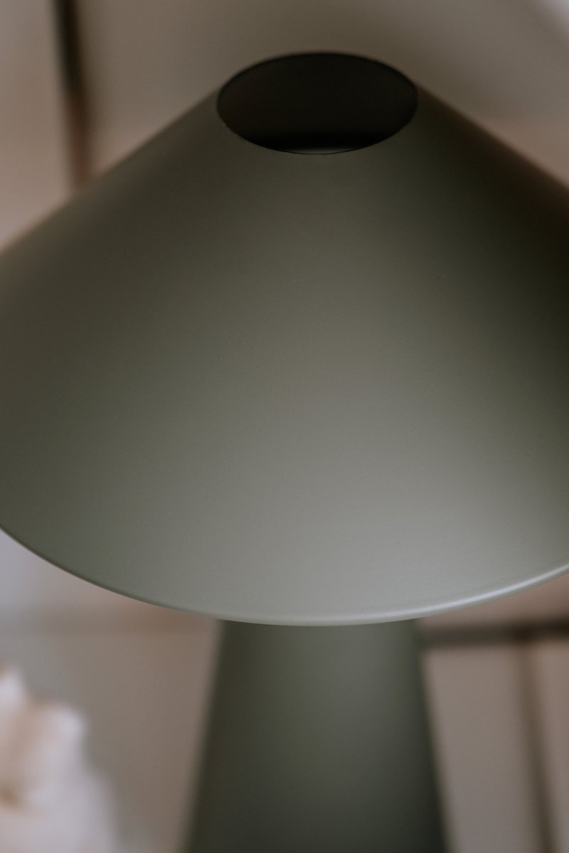 Cannes 40cm Moosgrün tischlampe Von Globen Lighting - Cannes besteht aus matt lackiertem Metall und verf&uuml;gt &uuml;ber ein 200 cm langes Textilkabel mit Stecker und Netzschalter.