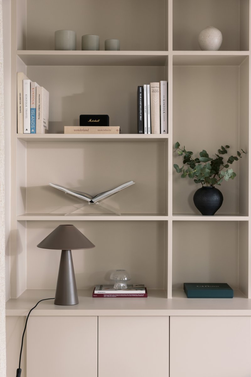 Cannes 40cm Mokka tischlampe Von Globen Lighting - Cannes besteht aus matt lackiertem Metall und verf&uuml;gt &uuml;ber ein 200 cm langes Textilkabel mit Stecker und Netzschalter.