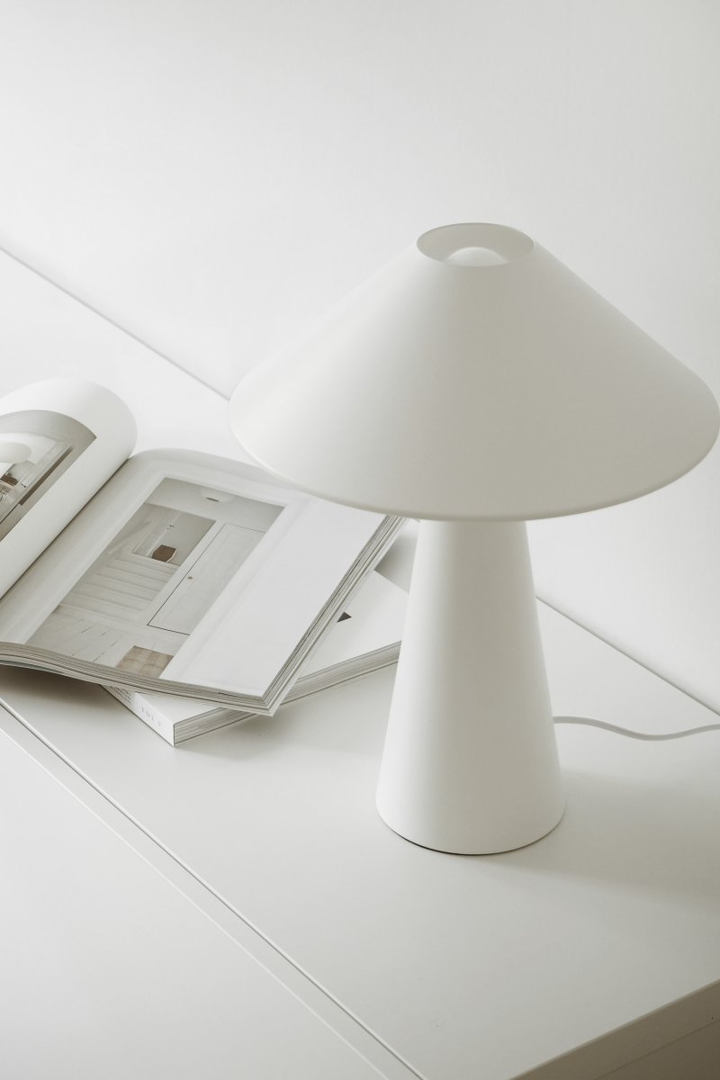 Cannes 40cm Weiß tischlampe Von Globen Lighting - Cannes besteht aus matt lackiertem Metall und verf&uuml;gt &uuml;ber ein 200 cm langes Textilkabel mit Stecker und Netzschalter.