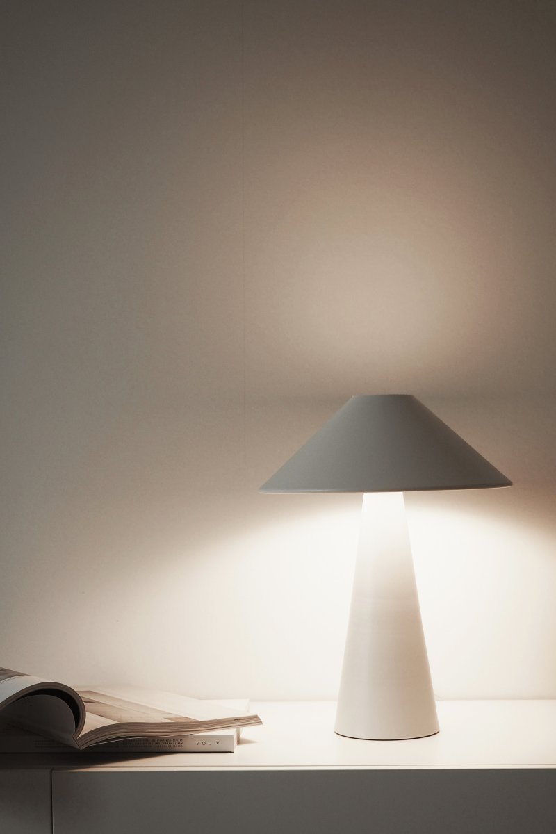 Cannes 40cm Weiß tischlampe Von Globen Lighting - Cannes besteht aus matt lackiertem Metall und verf&uuml;gt &uuml;ber ein 200 cm langes Textilkabel mit Stecker und Netzschalter.