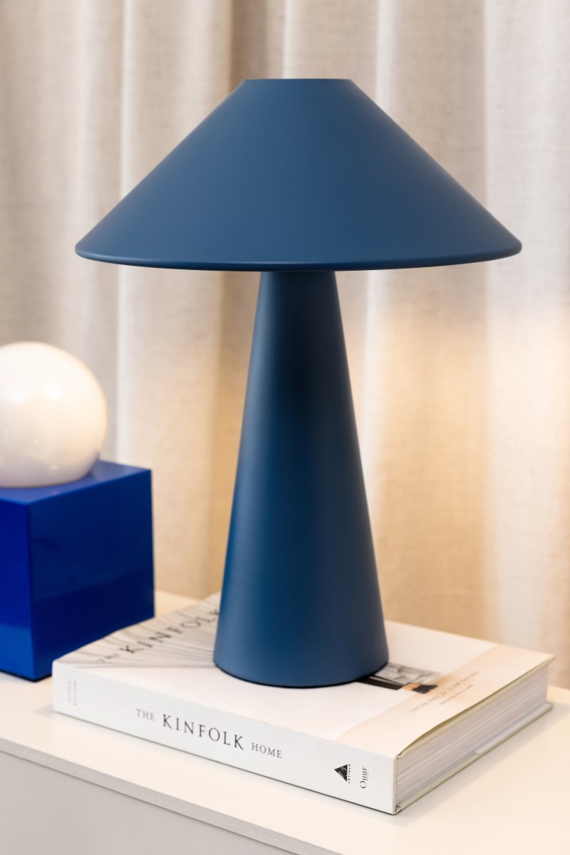 Cannes 40cm Blau tischlampe Von Globen Lighting - Cannes besteht aus matt lackiertem Metall und verf&uuml;gt &uuml;ber ein 200 cm langes Textilkabel mit Stecker und Netzschalter.