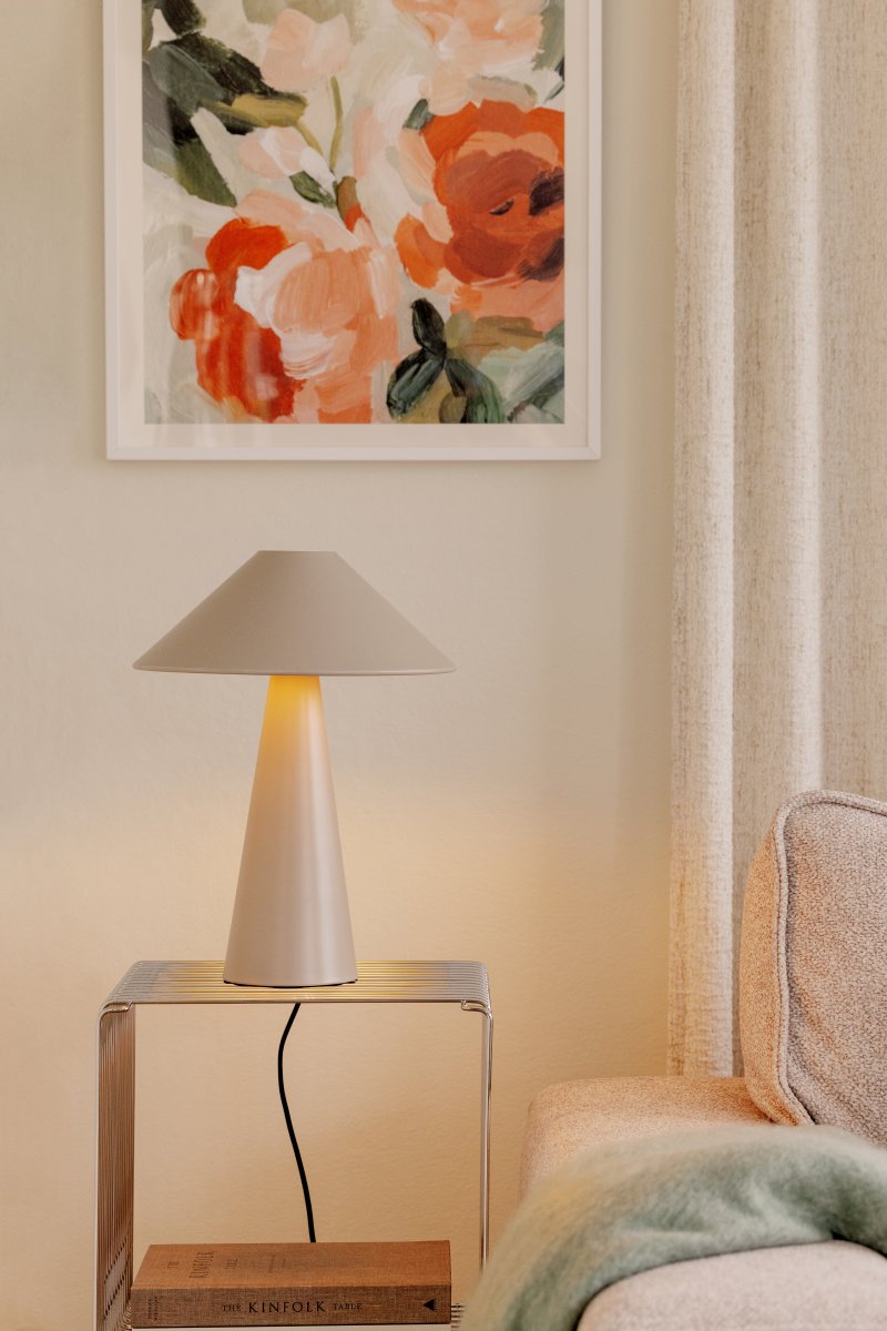 Cannes 40cm Beige tischlampe Von Globen Lighting - Cannes besteht aus matt lackiertem Metall und verf&uuml;gt &uuml;ber ein 200 cm langes Textilkabel mit Stecker und Netzschalter.