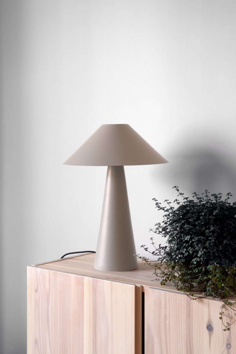 Cannes 40cm Beige tischlampe Von Globen Lighting - Cannes besteht aus matt lackiertem Metall und verf&uuml;gt &uuml;ber ein 200 cm langes Textilkabel mit Stecker und Netzschalter.