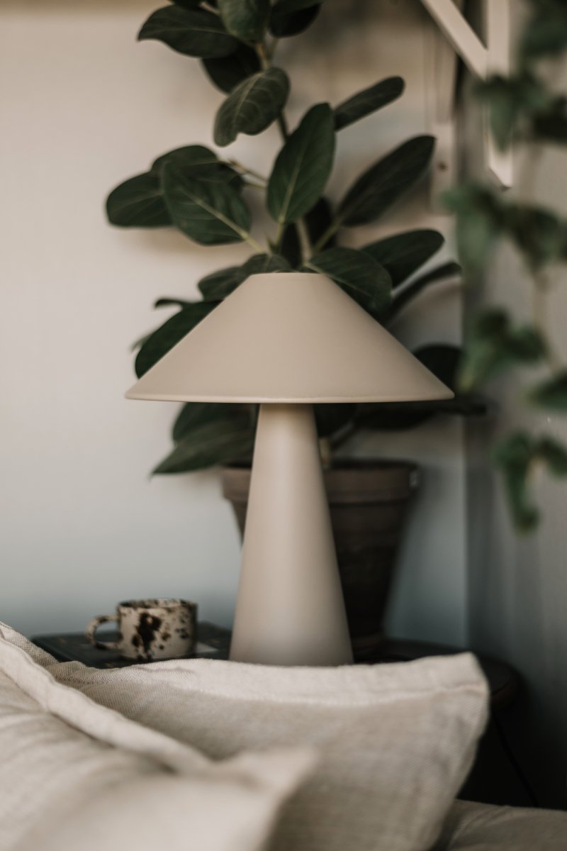 Cannes 40cm Beige tischlampe Von Globen Lighting - Cannes besteht aus matt lackiertem Metall und verf&uuml;gt &uuml;ber ein 200 cm langes Textilkabel mit Stecker und Netzschalter.