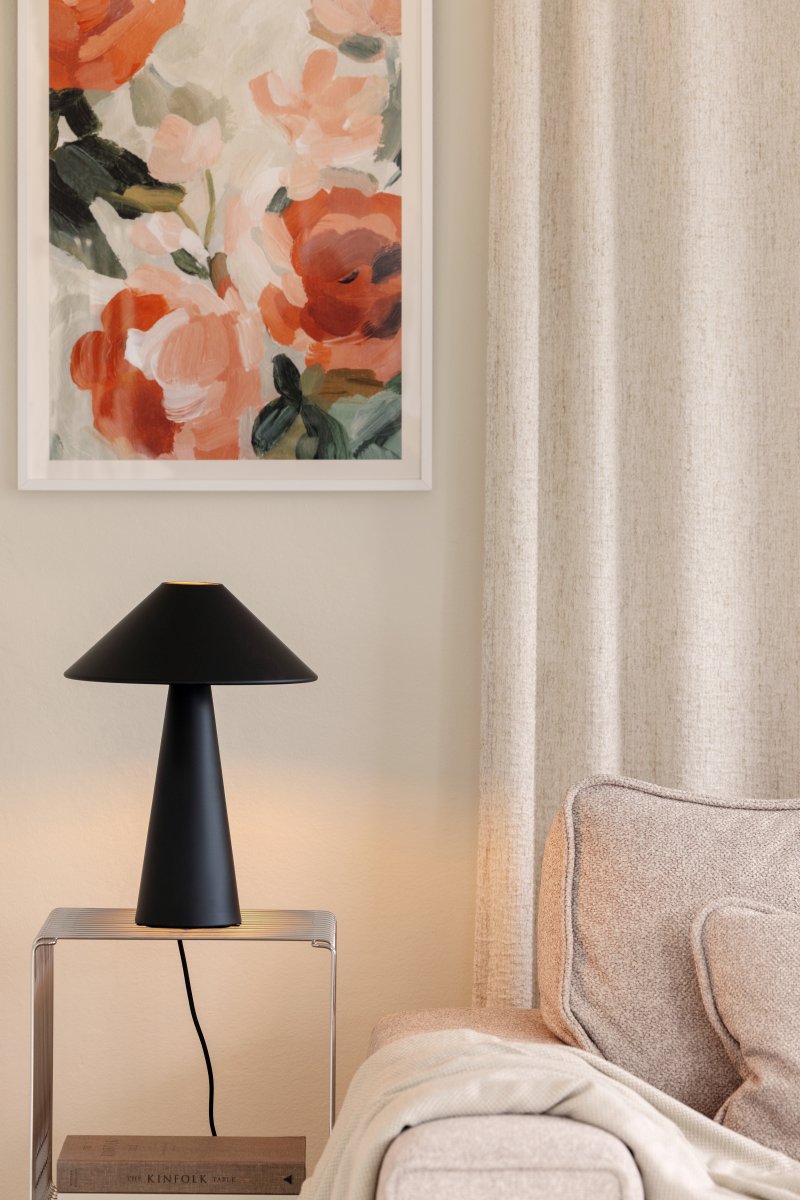 Cannes 40cm Schwarz tischlampe Von Globen Lighting - Cannes besteht aus matt lackiertem Metall und verf&uuml;gt &uuml;ber ein 200 cm langes Textilkabel mit Stecker und Netzschalter.