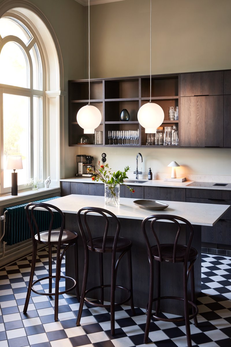 Bams Ø25 Weiß hängelampe Von Globen Lighting - Die Pendelleuchte Bams mit ihrer modernen Form und dem sch&ouml;nen Milchglas verleiht Ihrem Interieur einen sanften, subtilen Glanz.