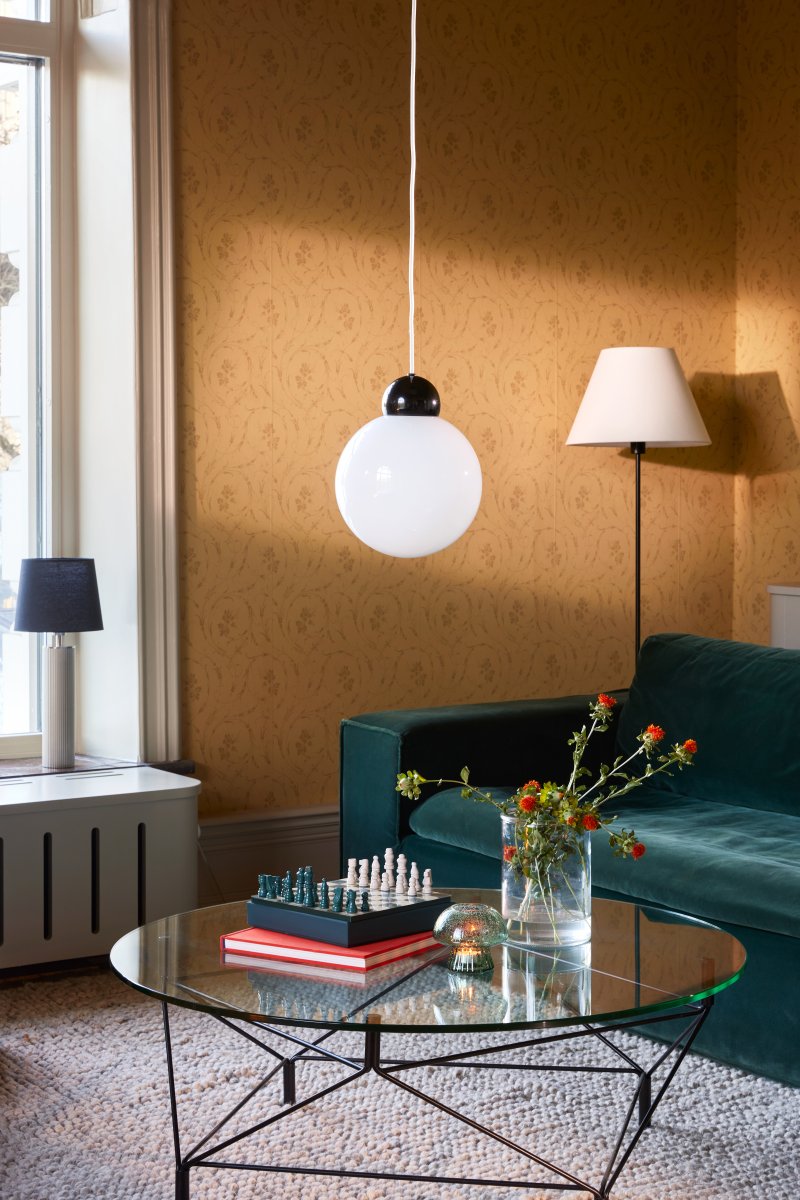 Ripley Ø25 Schwarz hängelampe Von Globen Lighting - Die Leuchte ist aus Metall gefertigt und hat einen opalwei&szlig;en Glasschirm, der ein angenehmes Licht im Raum verbreitet.