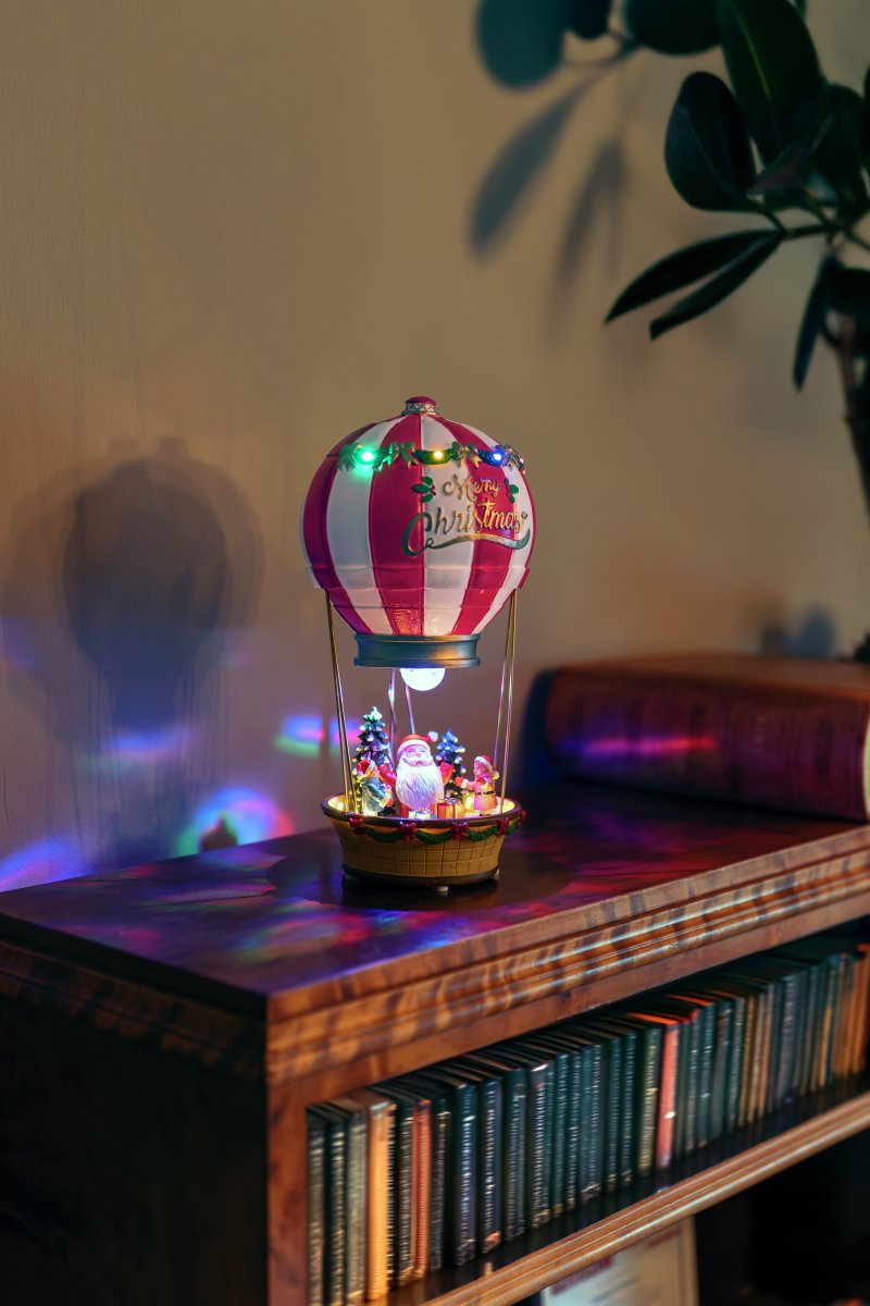 Weihnachtsmann im Heißluftballon 32cm Mehrfarbig Von Konstsmide - Die Dekoration ist aus Kunststoff gefertigt und verf&uuml;gt &uuml;ber eine integrierte LED-Beleuchtung mit 11 Dioden, die in verschiedenen Farben leuchten und ein stimmungsvolles Licht erzeugen.