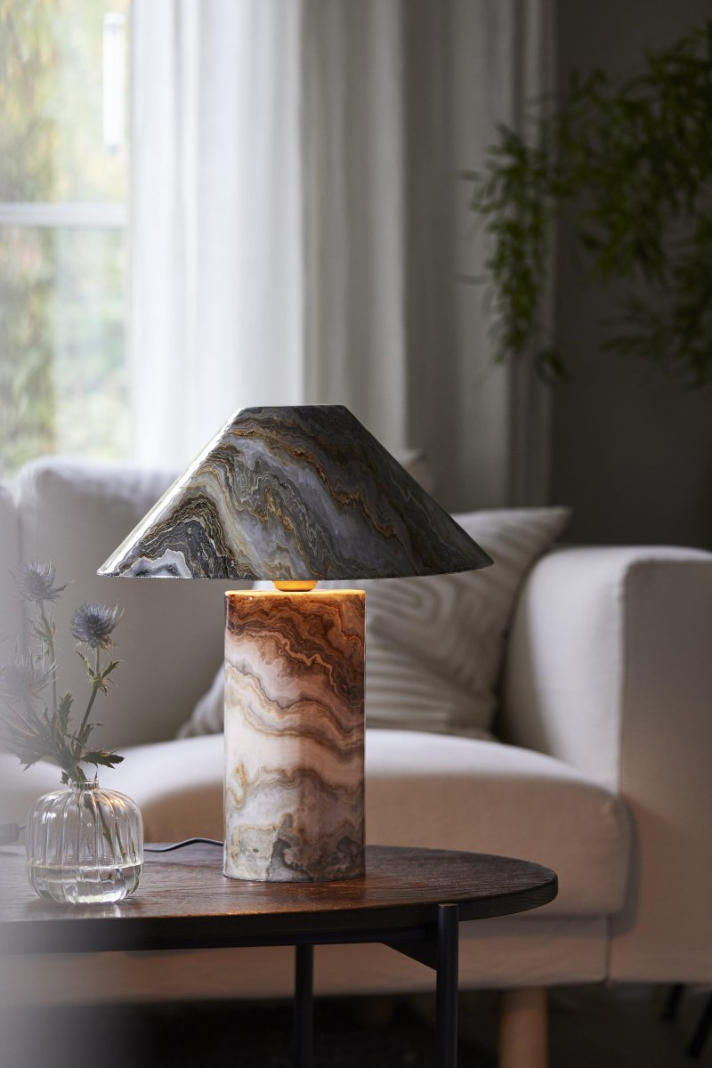 Marnie 43cm Grau tischlampe Von PR Home - Die Lampe verleiht Ihrem Zuhause ein luxuriöses Gefühl und eine moderne Note.