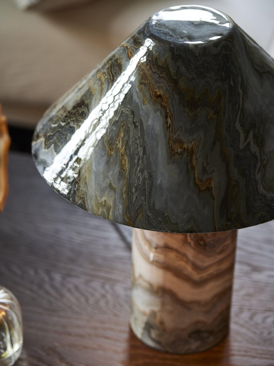 Marnie 43cm Grau tischlampe Von PR Home - Die Lampe verleiht Ihrem Zuhause ein luxuriöses Gefühl und eine moderne Note.