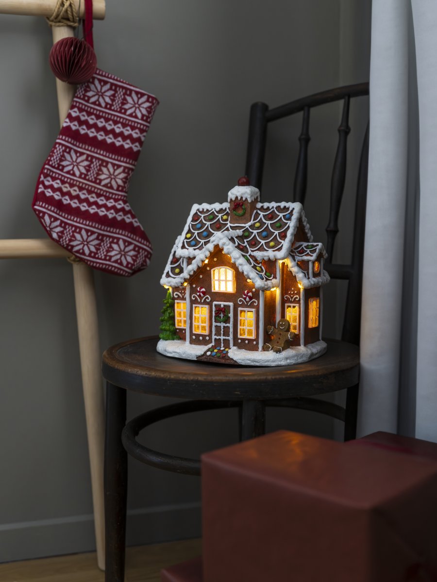 Lebkuchenhaus 27cm Braun Von Konstsmide - Transformator mit 1,8 m langem schwarzem USB-Kabel und Stecker im Lieferumfang enthalten.