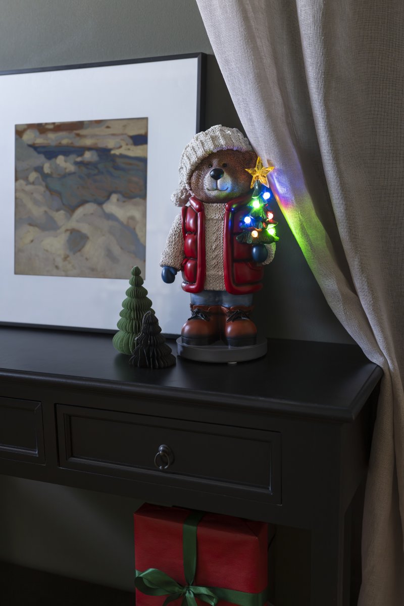 Kleiner Teddybär 38cm Mehrfarbig Von Konstsmide - Darin befinden sich ein hell erleuchteter Weihnachtsbaum und eine Laterne, die f&uuml;r eine gem&uuml;tliche Atmosph&auml;re sorgt.