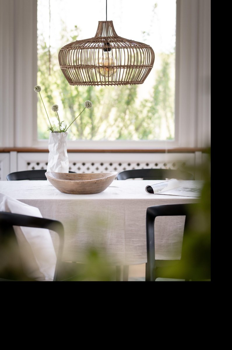 Kisha Lampenschirm Ø50 Exkl. Aufhängung Natur hängelampe Von PR Home - Der Schirm mit seiner einzigartigen Form und Flechtung filtert das Licht und erzeugt ein sch&ouml;nes Schattenspiel.