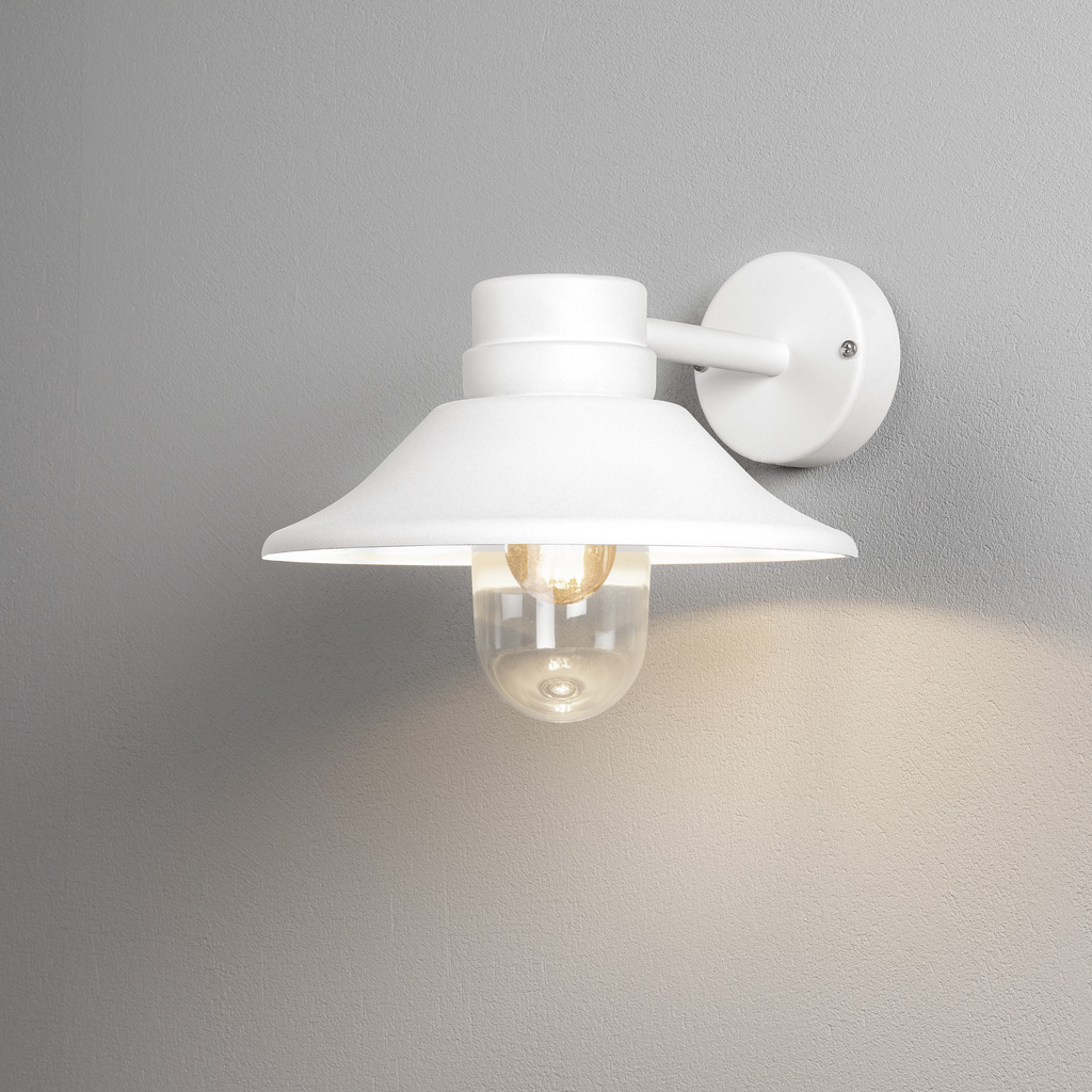 Vega Weiß außenlampe Von Konstsmide - Der breite Schirm und die klare Glaskuppel verbreiten ein angenehmes und gerichtetes Licht, wodurch die Lampe perfekt für Eingänge und Terrassen geeignet ist.