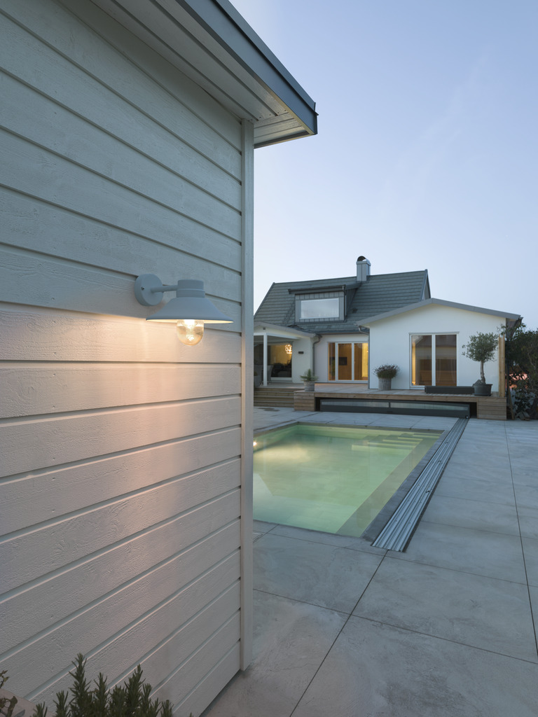 Vega Weiß außenlampe Von Konstsmide - Der breite Schirm und die klare Glaskuppel verbreiten ein angenehmes und gerichtetes Licht, wodurch die Lampe perfekt für Eingänge und Terrassen geeignet ist.